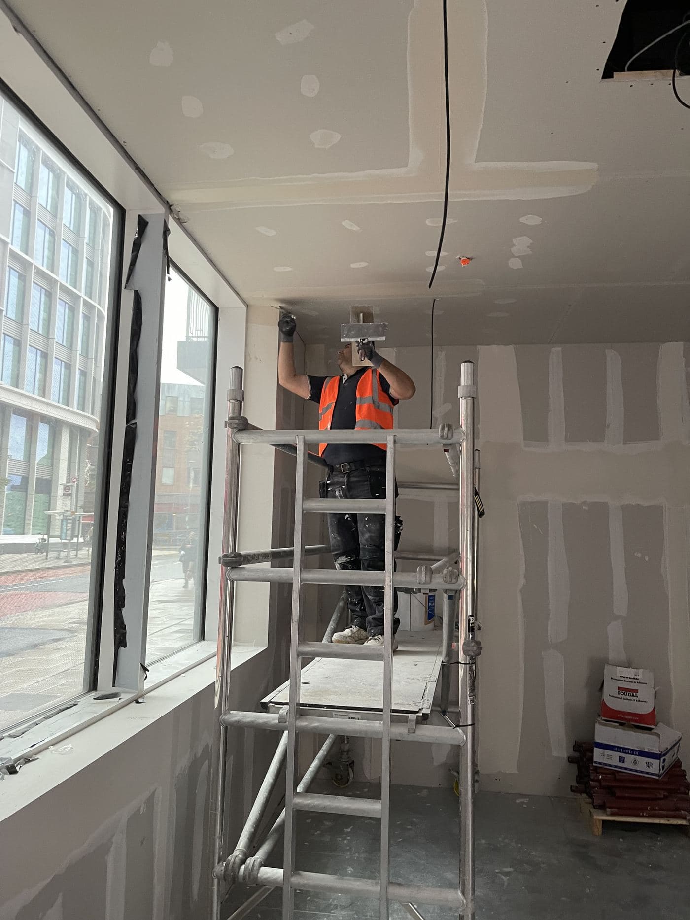 Operative taping and jointing plasterboard walls